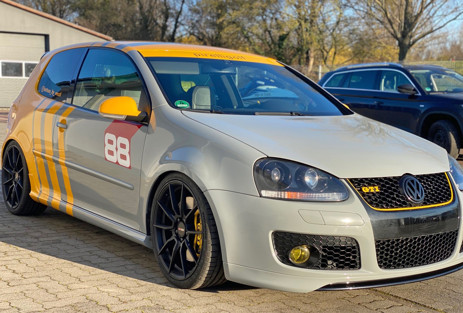 pirelli-golf-gti-mit-ralley-stribes-foliert-04