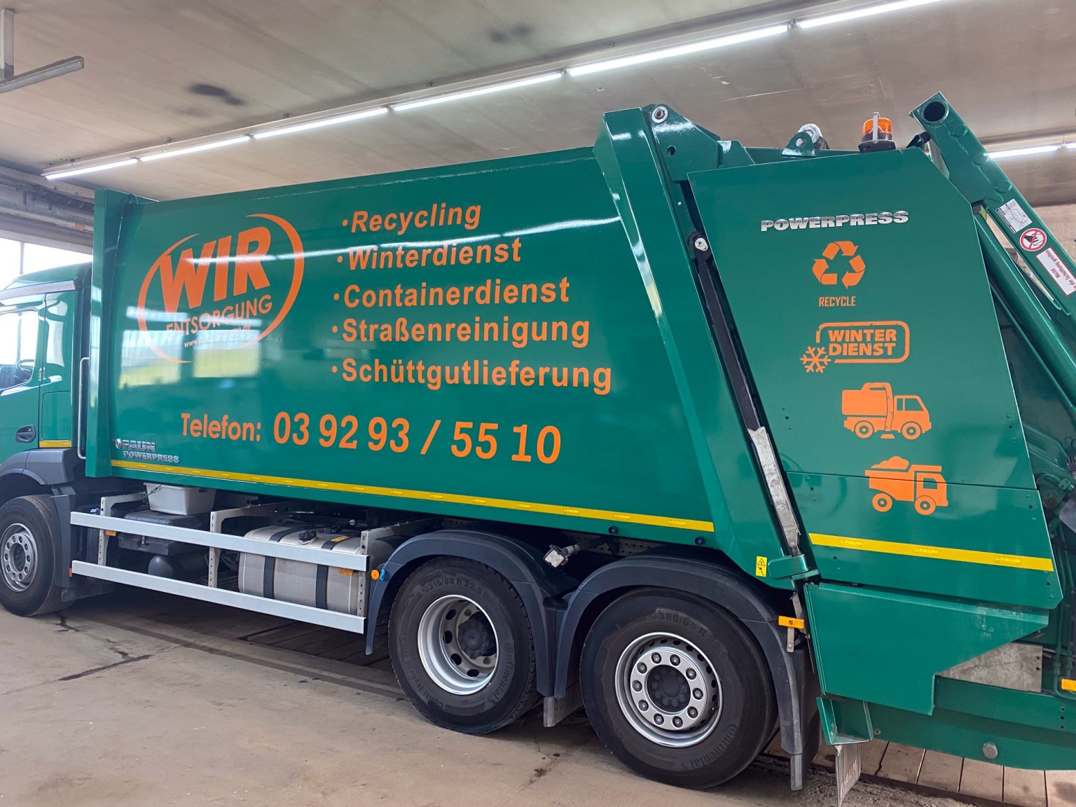 folierung-eines-lkw-fuer-die-wir-entsorgung-185