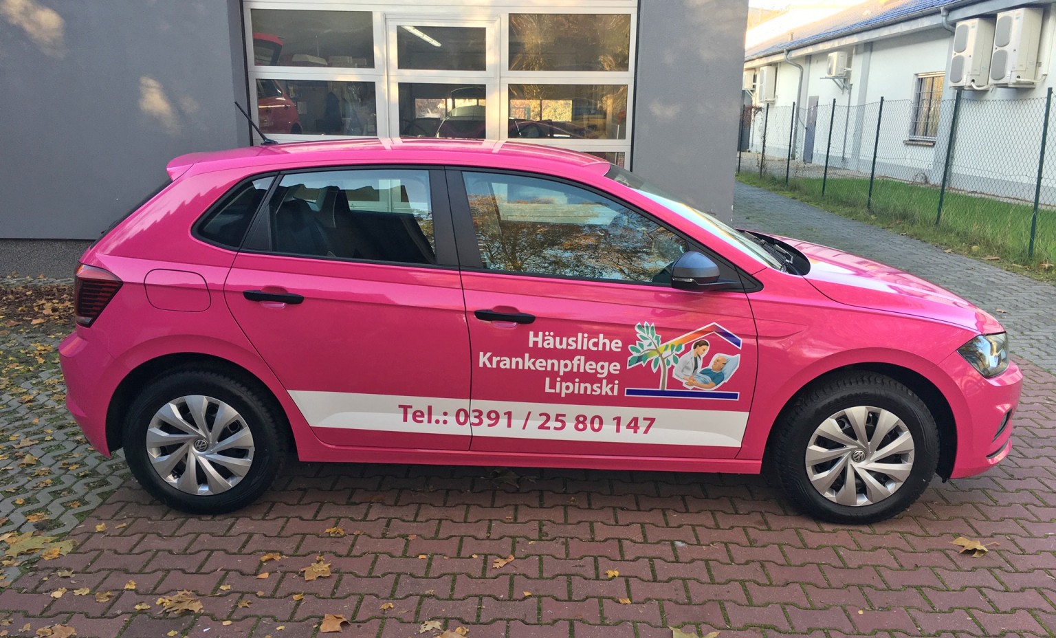 vw-polo-vollfolierung-in-magenta-mit-werbebeschriftung-77