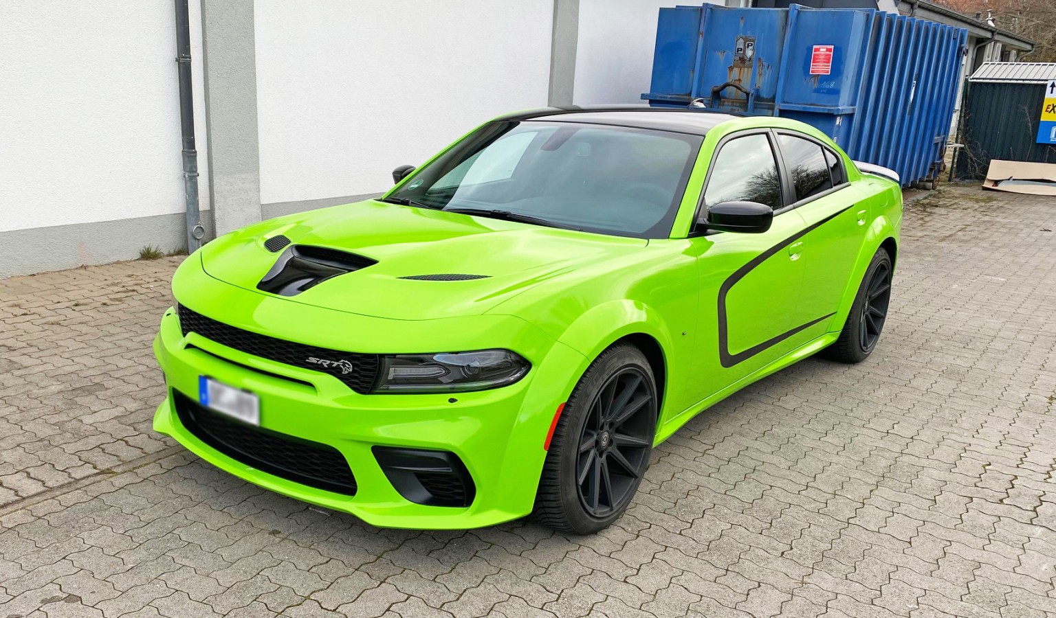 dodge-charger-hellcat-in-rasengruen-foliert-_03