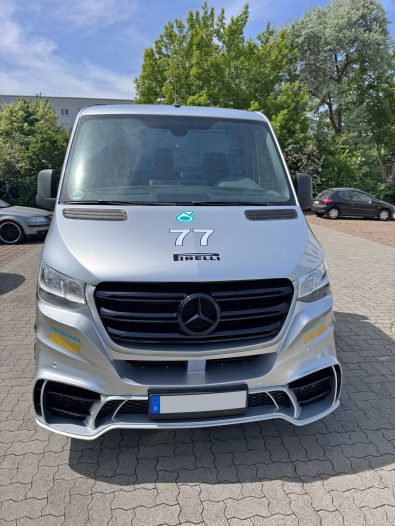 Design-Vollbeklebung eines Mercedes-Benz Sprinter Fahrgestel 1