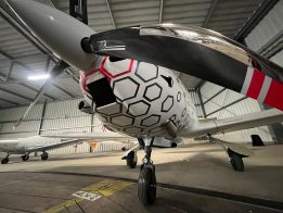 Designfolierung - VL3 916iS - Wabendesign Holzkohle & Chrom Satin 02