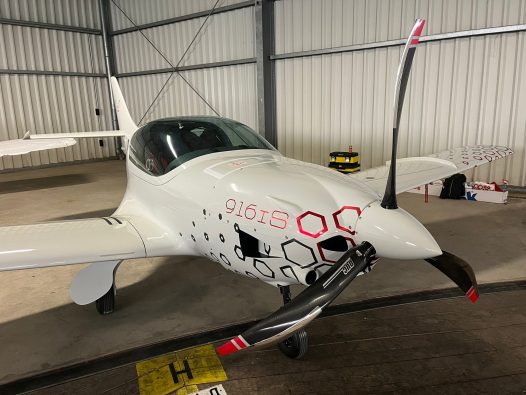 Designfolierung - VL3 916iS - Wabendesign Holzkohle & Chrom Satin 07