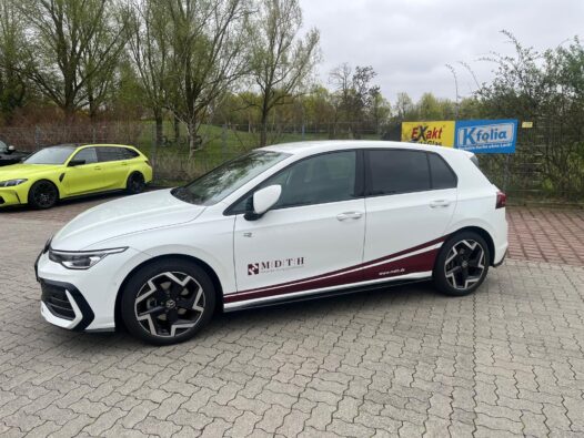 firmenbeschriftung-vw-golf-8-rline-mdth-steuerberatung-purple-red 01