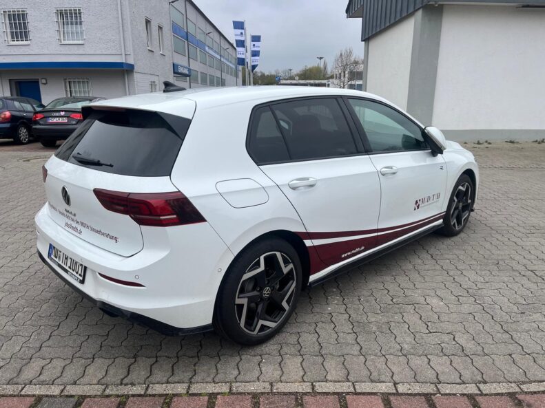 firmenbeschriftung-vw-golf-8-rline-mdth-steuerberatung-purple-red 03