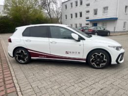 firmenbeschriftung-vw-golf-8-rline-mdth-steuerberatung-purple-red 04