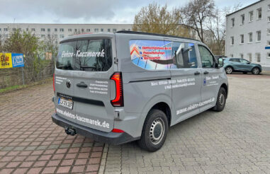 vw-transporter-elektro-kaczmarek-fahrzeugbeschriftung-kfolia 1