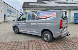 vw-transporter-elektro-kaczmarek-fahrzeugbeschriftung-kfolia 3