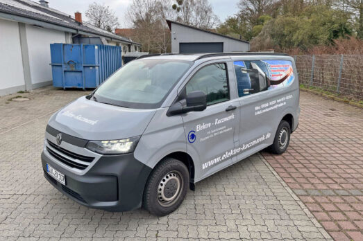 vw-transporter-elektro-kaczmarek-fahrzeugbeschriftung-kfolia 4
