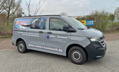 vw-transporter-elektro-kaczmarek-fahrzeugbeschriftung-kfolia 5
